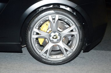 Lamborghini Cabrio renk ıslak asfalt showroom
