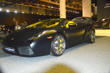 Lamborghini Cabrio renk ıslak asfalt showroom