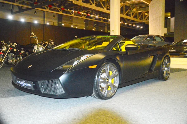 Lamborghini Culoare Decapotabilă Asfalt Umed Showroom Moscova Dealer Auto Vânzare — Fotografie, imagine de stoc