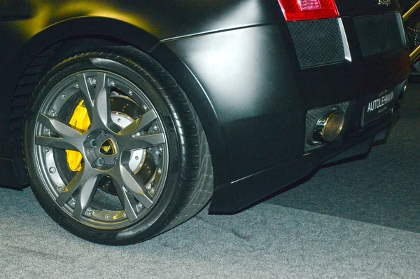 Lamborghini convertible color wet asphalt in the showroom — Stock Photo, Image