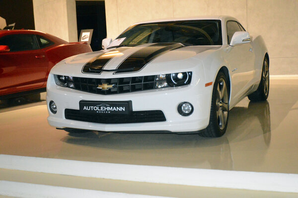 Автомобиль Chevrolet в автосалоне
