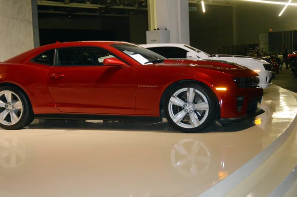 Chevrolet coche en la sala de exposición —  Fotos de Stock