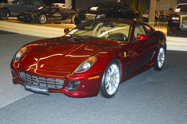 Color cereza Ferrari en el showroom — Foto de Stock