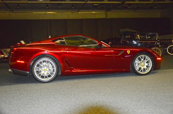 Cor de cereja Ferrari no showroom — Fotografia de Stock