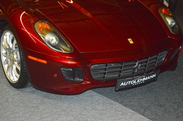 Ferrari-Kirschfarbe im Showroom — Stockfoto