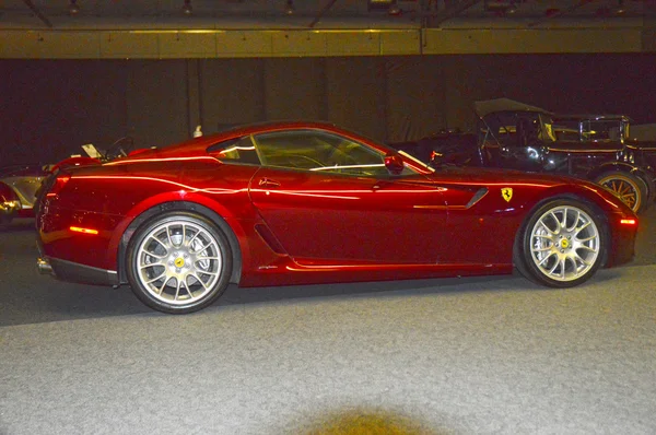 Color cereza Ferrari en el showroom —  Fotos de Stock