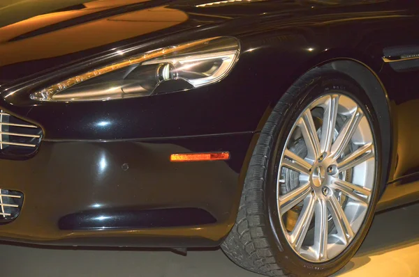 Aston Martin-bilen i utstillingsrommet. – stockfoto
