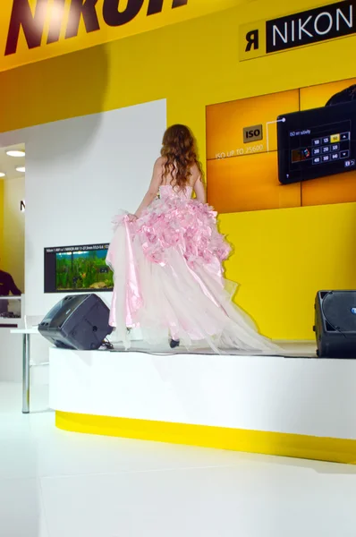 Photo Expo-2015. Moscow girl model posing in stand Nikon During the show Bride in pink dress — Stock Photo, Image