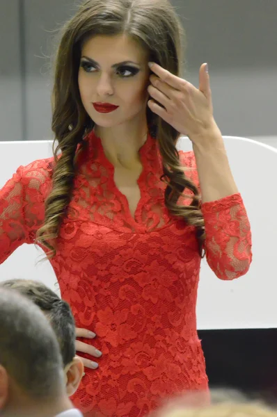 Foto Expo-2015. Moscú chica modelo en un vestido rojo posando — Foto de Stock