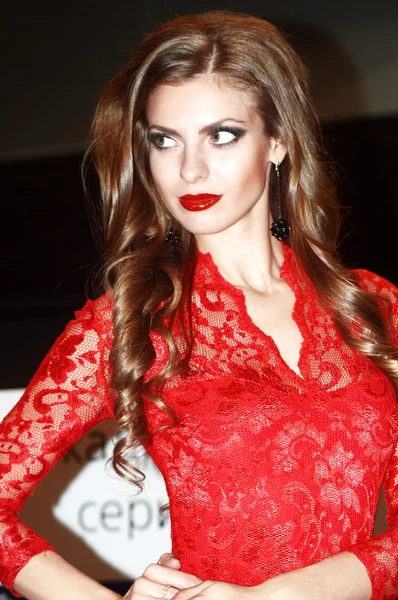 Foto-Expo-2015. Moskou jonge vrouwen model in rode jurk poseren — Stockfoto