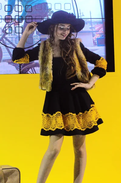 Fotoğraf Expo-2015. Moskova kız model abartılı kostümleri poz tilki Alice bir çanta ve şapkası — Stok fotoğraf