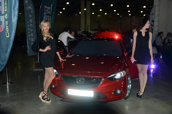 Moscow Tuning Show 2015. Modelos de belezas trabalham na exposição — Fotografia de Stock