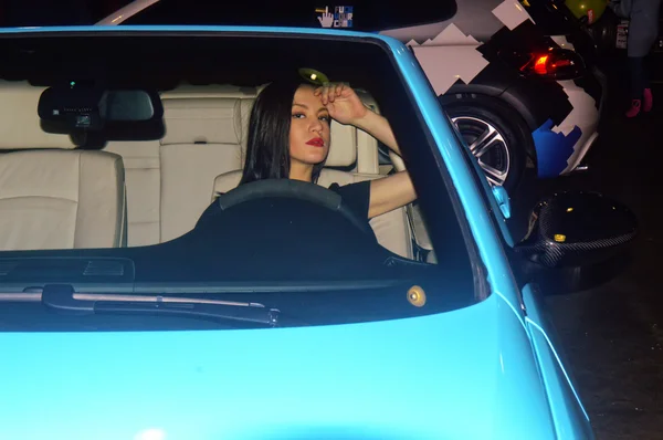 Moscow Tuning Show 2015 Modelo de belleza posando en un BMW descapotable azul —  Fotos de Stock