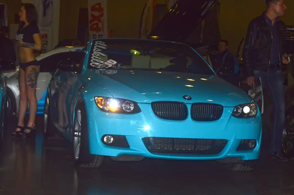 Moscow Tuning Show 2015 Modelos posar ao lado do BMW azul — Fotografia de Stock