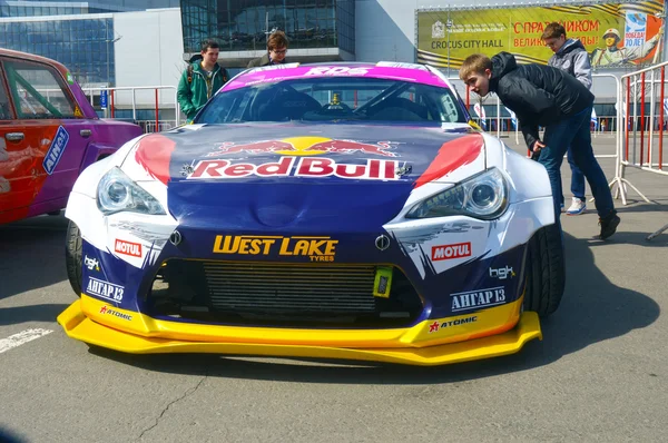 Rennwagen Moskau Nikita Shikova berühmten Drifter und seine Rakete Bulle 86 Tuning-Show 2015 russische Drift-Serie — Stockfoto