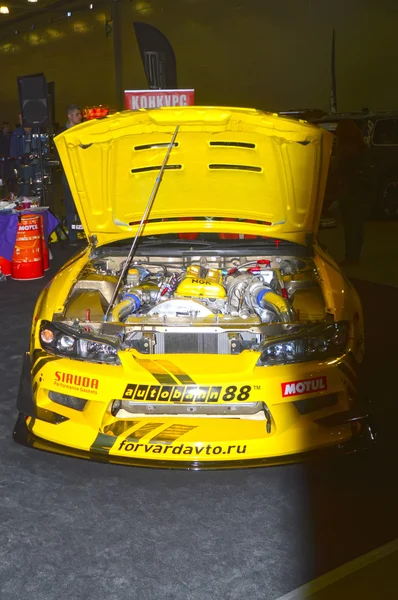 Moscow Tuning Show 2015. The yellow race car with an open hood — Stock Photo, Image