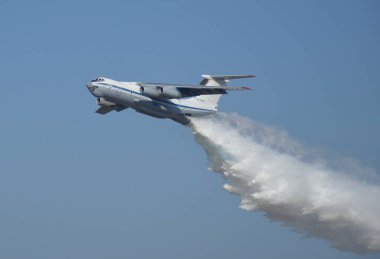 Bir kurtarma uçağı gökyüzünde uçuyor.