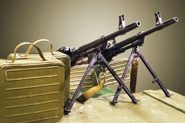 Due mitragliatrici e scatole di munizioni nella scatola verde — Foto Stock