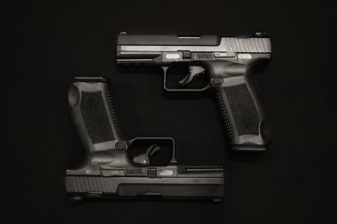 siyah arka plan üzerine iki tabanca