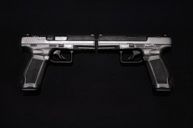 siyah arka plan üzerine iki tabanca