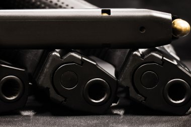 siyah arka plan üzerinde tabanca