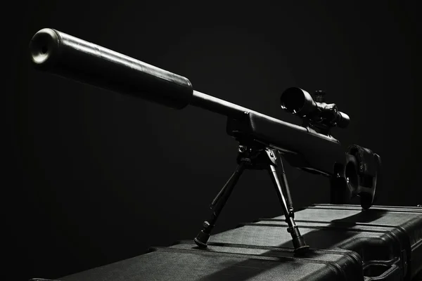 Снайперская винтовка на корпусе — стоковое фото