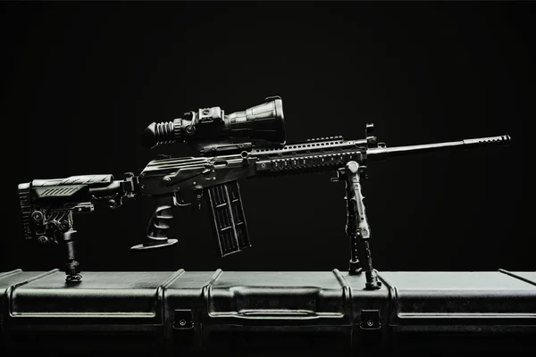 Scharfschützengewehr im Koffer — Stockfoto