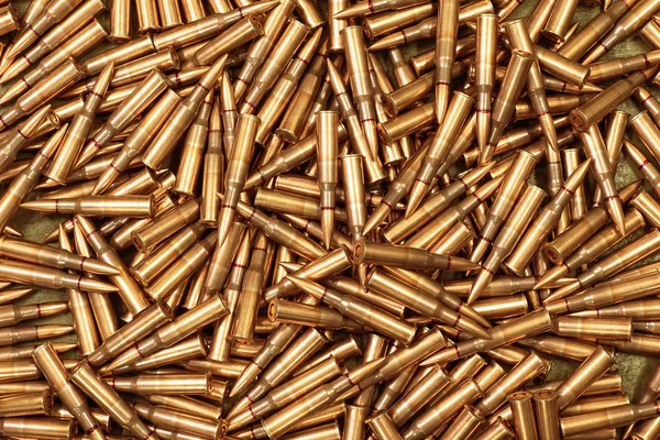 Achtergrond van militaire machine gun cartridges. Gevaar concept. — Stockfoto