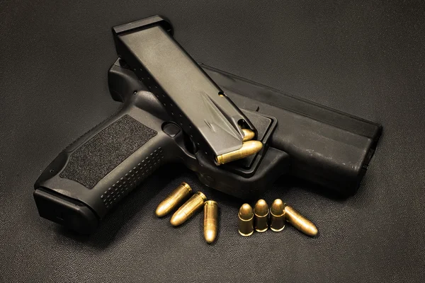 Pistola sullo sfondo nero — Foto Stock
