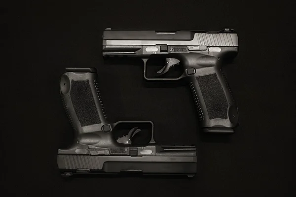 Dos pistolas en el fondo negro —  Fotos de Stock