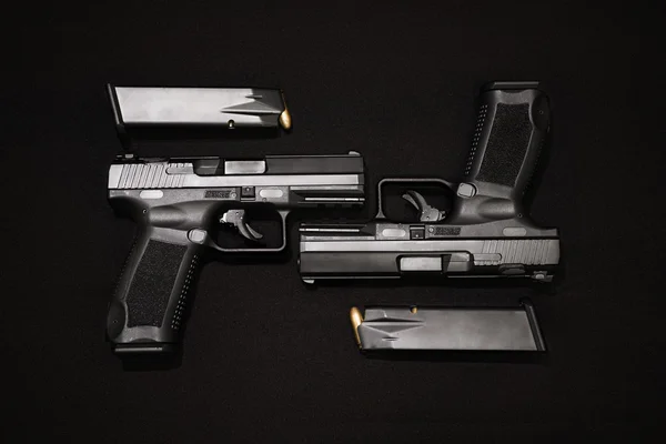 Két pisztolyt, a fekete háttér Jogdíjmentes Stock Fotók