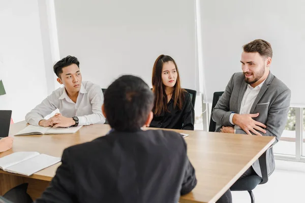 会社の会議室で問題を解決するためのアイデアをブレーンストーミングビジネスの人々 会社のスタッフミーティング — ストック写真