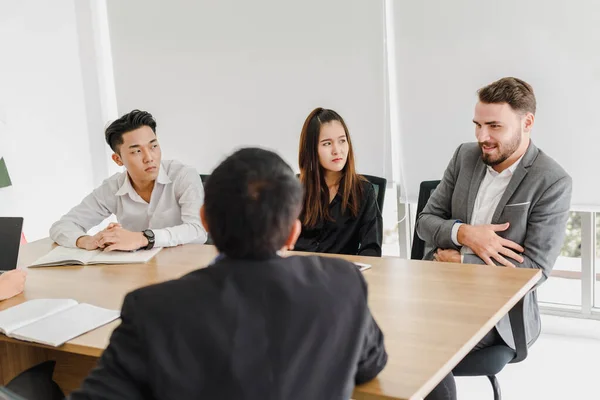 Empresários Brainstorming Ideias Para Resolver Problemas Salas Reuniões Empresa Reunião — Fotografia de Stock