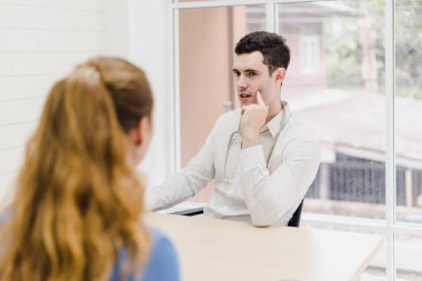 Doktorlar hastanın hastalığını açıklayıp analiz ediyorlar. Doktor boynuna steteskop koydu..
