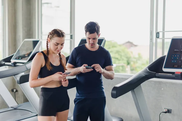 Couples Exercise Gym Couple Having Fun Playing Smartphones Exercise Machine — Stock Photo, Image