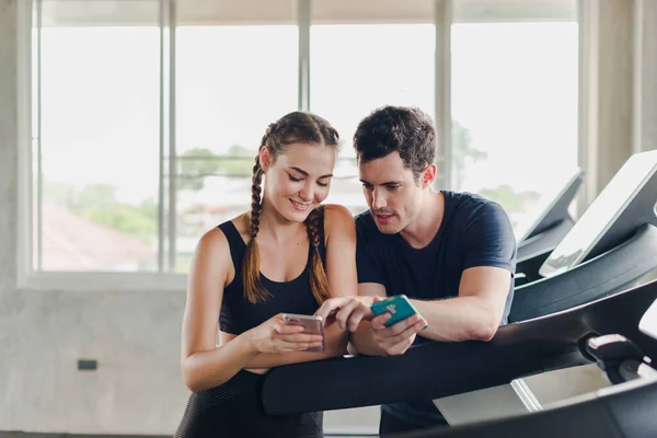 Couples Exercise Gym Couple Having Fun Playing Smartphones Exercise Machine — Stock Photo, Image