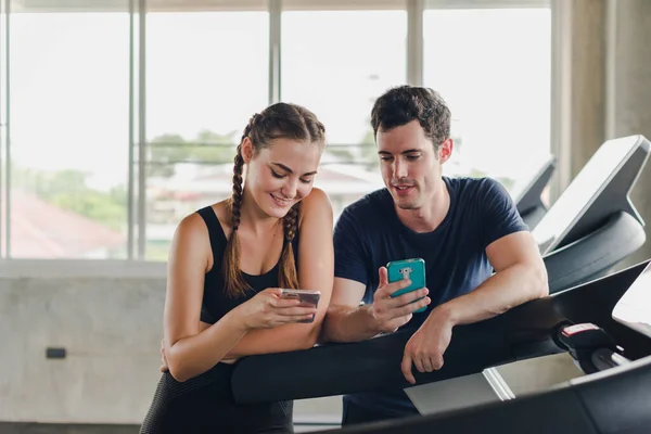 Couples Exercise Gym Couple Having Fun Playing Smartphones Exercise Machine — Stock Photo, Image