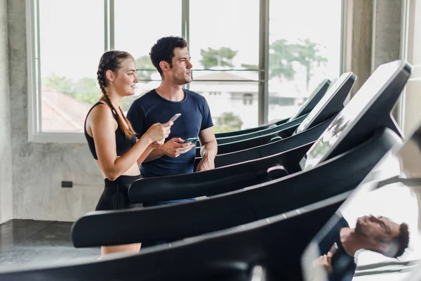 Couples Exercise Gym Couple Having Fun Playing Smartphones Exercise Machine — Stock Photo, Image