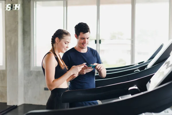 Couples Exercise Gym Couple Having Fun Playing Smartphones Exercise Machine — Stock Photo, Image