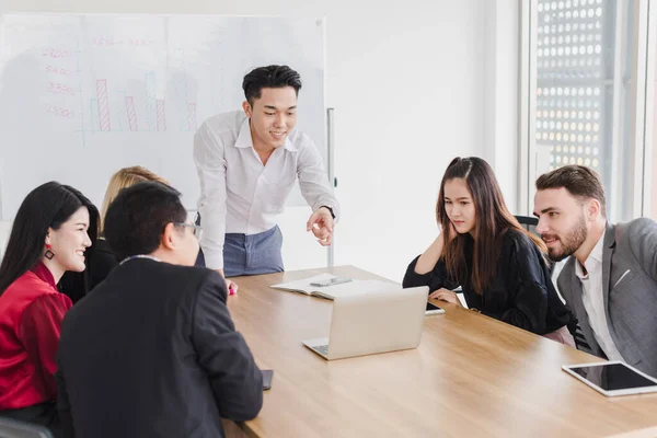 Empresários Brainstorming Ideias Para Resolver Problemas Salas Reuniões Empresa Reunião — Fotografia de Stock