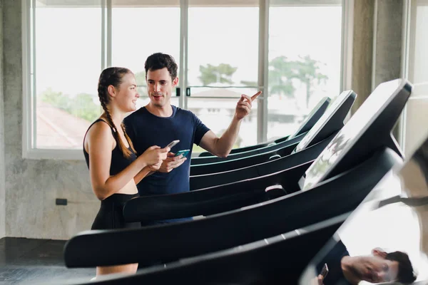 Latihan Pasangan Gym Pasangan Bersenang Senang Bermain Dengan Smartphone Dekat — Stok Foto