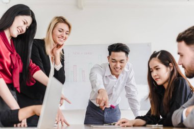İş adamları, şirket toplantı odalarında problemleri çözmek için beyin fırtınası yapıyorlar..