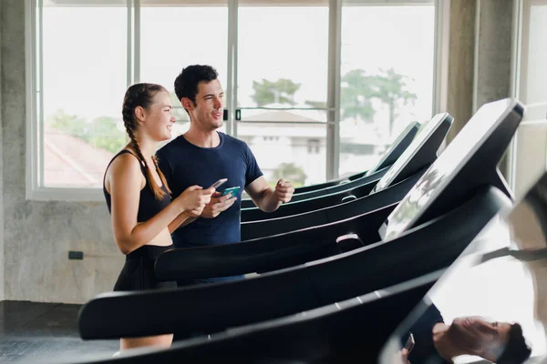 Couples Exercise Gym Couple Having Fun Playing Smartphones Exercise Machine — Stock Photo, Image