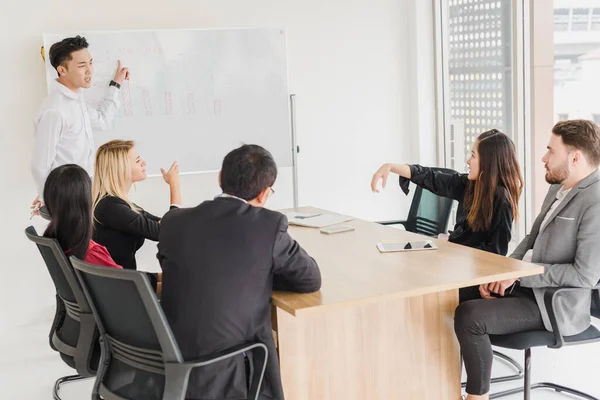 Empresários Brainstorming Ideias Para Resolver Problemas Salas Reuniões Empresa Reunião — Fotografia de Stock