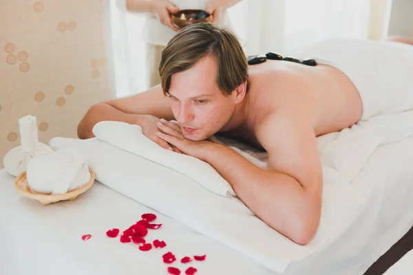 Ung Man Glad Och Avslappnad Med Het Sten Terapi Spa — Stockfoto