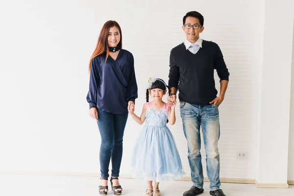 Portret Van Een Aziatisch Gezin Ouders Dochters Die Blij Glimlachen Stockafbeelding