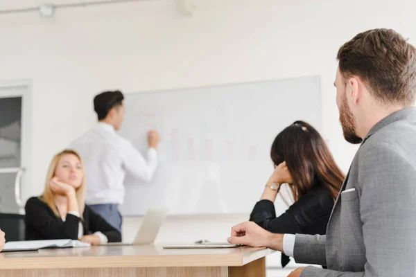 Empresários Brainstorming Ideias Para Resolver Problemas Salas Reuniões Empresa Reunião — Fotografia de Stock