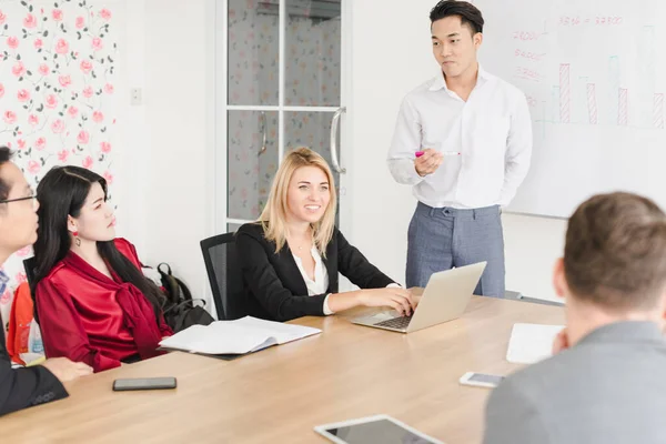 Bedriftsfolk Brainstorming Ideer Til Løsning Problemer Bedriftsmøterom Bedriftsstabsmøte – stockfoto