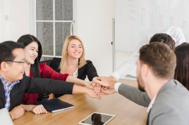 İş adamları, şirket toplantı odalarında problemleri çözmek için beyin fırtınası yapıyorlar..