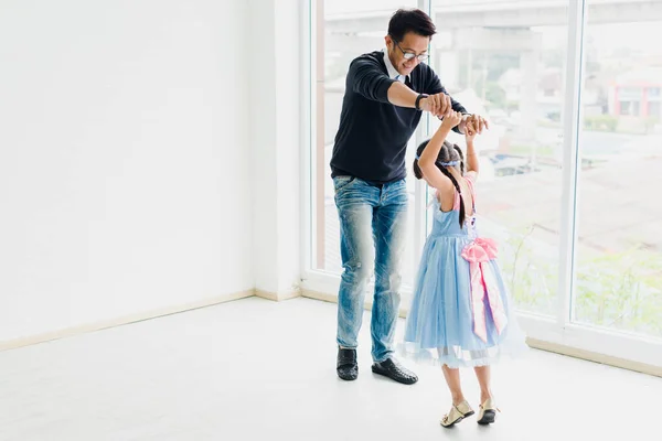 Seorang Ayah Dan Anak Perempuan Asia Menari Ayah Mengajarkan Anak — Stok Foto